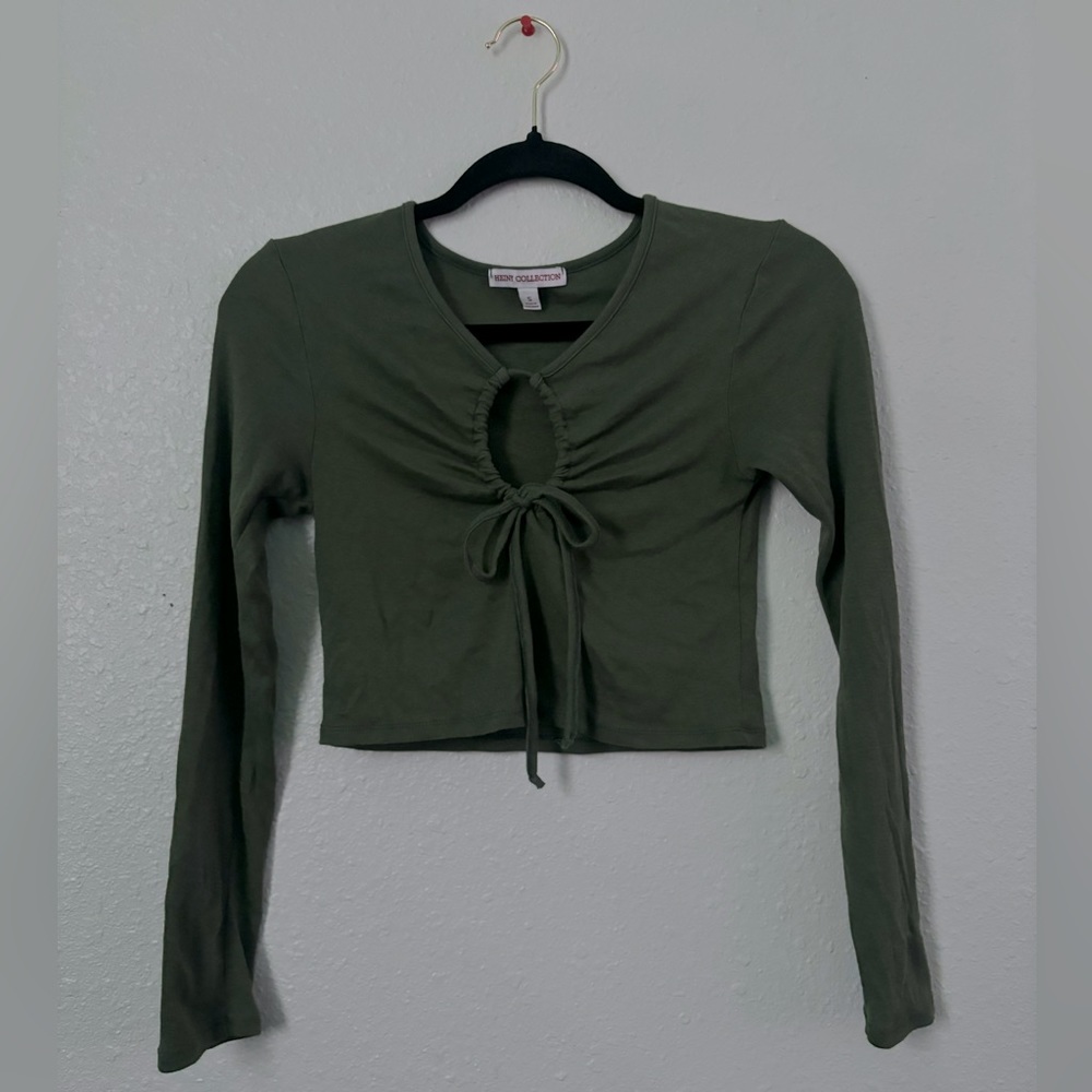 ⭐️ olive green cropped long sleeve
